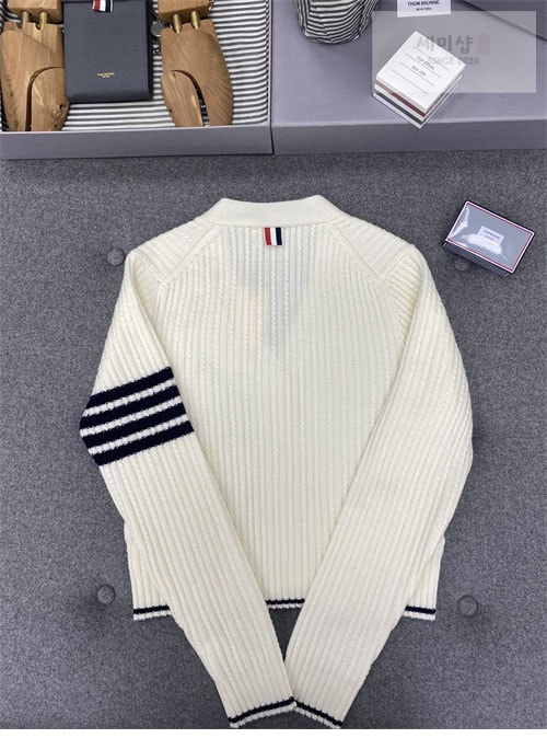 Thom Browne 톰브라운 여성용 사선완장 4-Bar 버진 울 케이블 크롭 v넥 가디건 의류 9번 이미지
