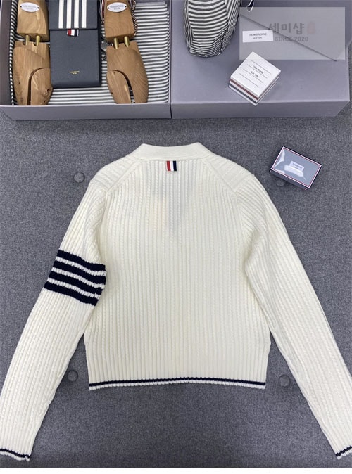 Thom Browne 톰브라운 여성용 사선완장 4-Bar 버진 울 케이블 크롭 v넥 가디건 의류 10번 이미지