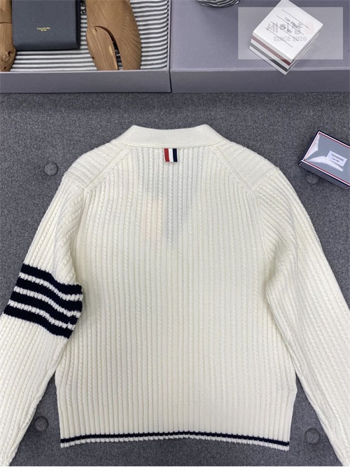 Thom Browne 톰브라운 여성용 사선완장 4-Bar 버진 울 케이블 크롭 v넥 가디건 의류 11번 이미지