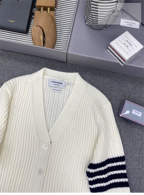 Thom Browne 톰브라운 여성용 사선완장 4-Bar 버진 울 케이블 크롭 v넥 가디건 의류 12번 이미지