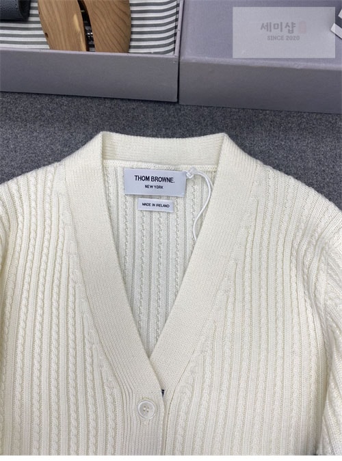 Thom Browne 톰브라운 여성용 사선완장 4-Bar 버진 울 케이블 크롭 v넥 가디건 의류 13번 이미지