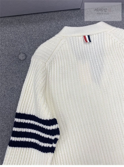 Thom Browne 톰브라운 여성용 사선완장 4-Bar 버진 울 케이블 크롭 v넥 가디건 의류 22번 이미지