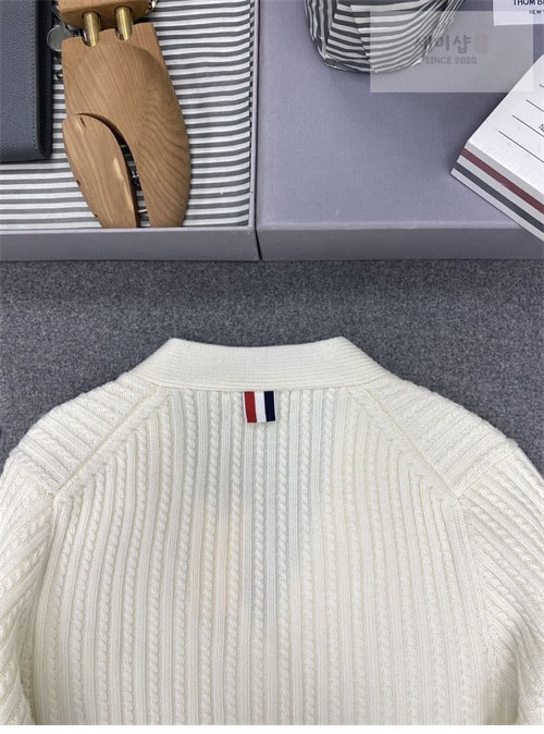 Thom Browne 톰브라운 여성용 사선완장 4-Bar 버진 울 케이블 크롭 v넥 가디건 의류 14번 이미지