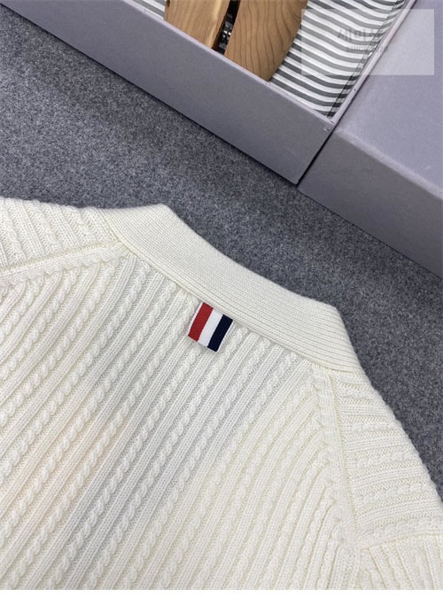 Thom Browne 톰브라운 여성용 사선완장 4-Bar 버진 울 케이블 크롭 v넥 가디건 의류 15번 이미지