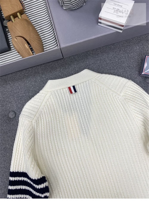 Thom Browne 톰브라운 여성용 사선완장 4-Bar 버진 울 케이블 크롭 v넥 가디건 의류 16번 이미지