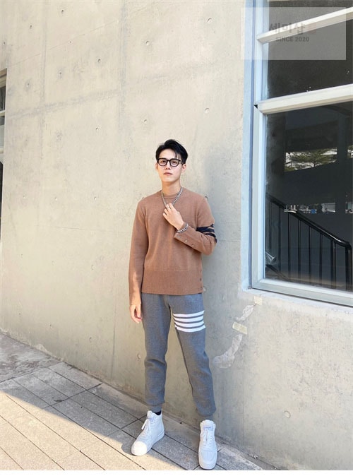 Thom Browne 톰브라운 울 저지 스티치 사선완장 4-Bar 크루넥 클래식 니트 의류 2번 이미지