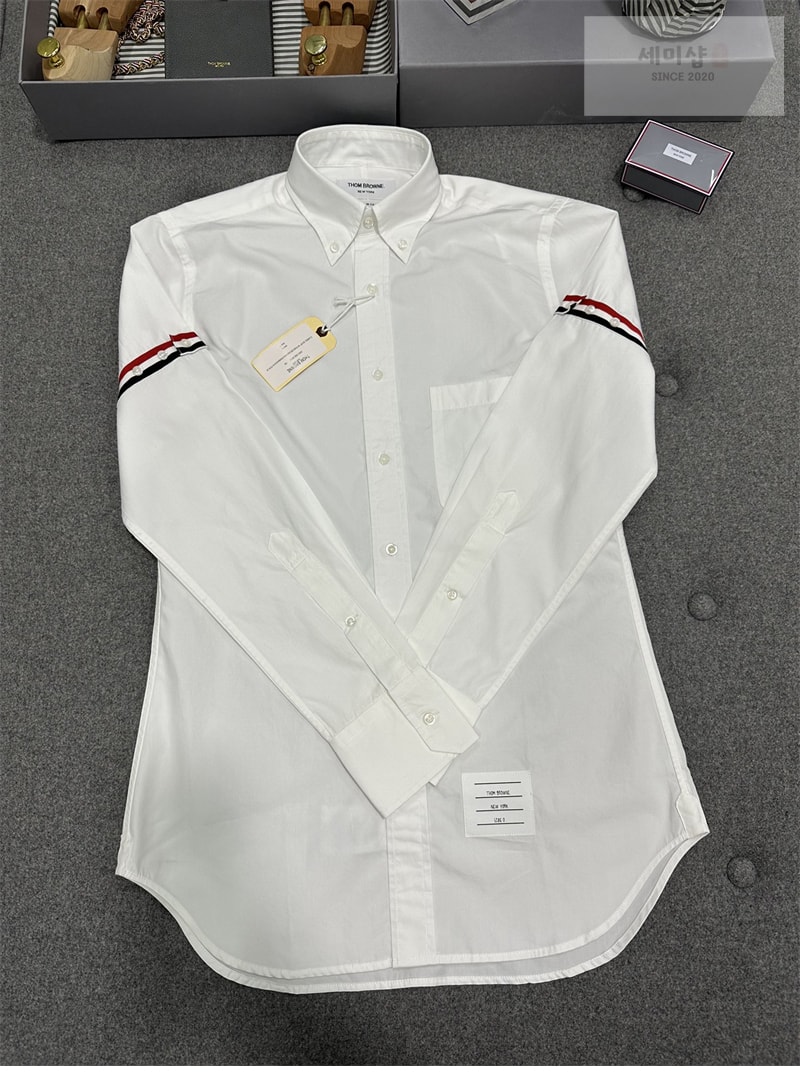 Thom Browne 톰브라운 클래식 포플린 암밴드 셔츠 레플리카 4번 이미지 - 의류 | 세미샵 레플리카 사이트