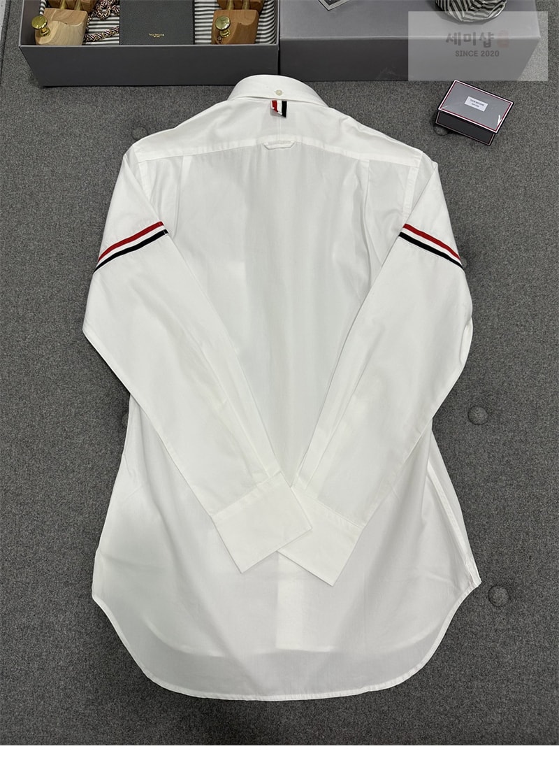 Thom Browne 톰브라운 클래식 포플린 암밴드 셔츠 레플리카 5번 이미지 - 의류 | 세미샵 레플리카 사이트