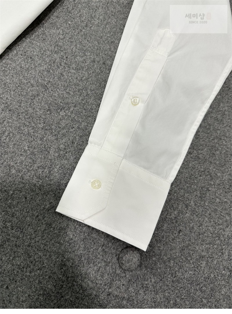 Thom Browne 톰브라운 클래식 포플린 암밴드 셔츠 레플리카 8번 이미지 - 의류 | 세미샵 레플리카 사이트
