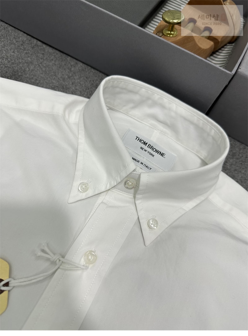 Thom Browne 톰브라운 클래식 포플린 암밴드 셔츠 레플리카 15번 이미지 - 의류 | 세미샵 레플리카 사이트