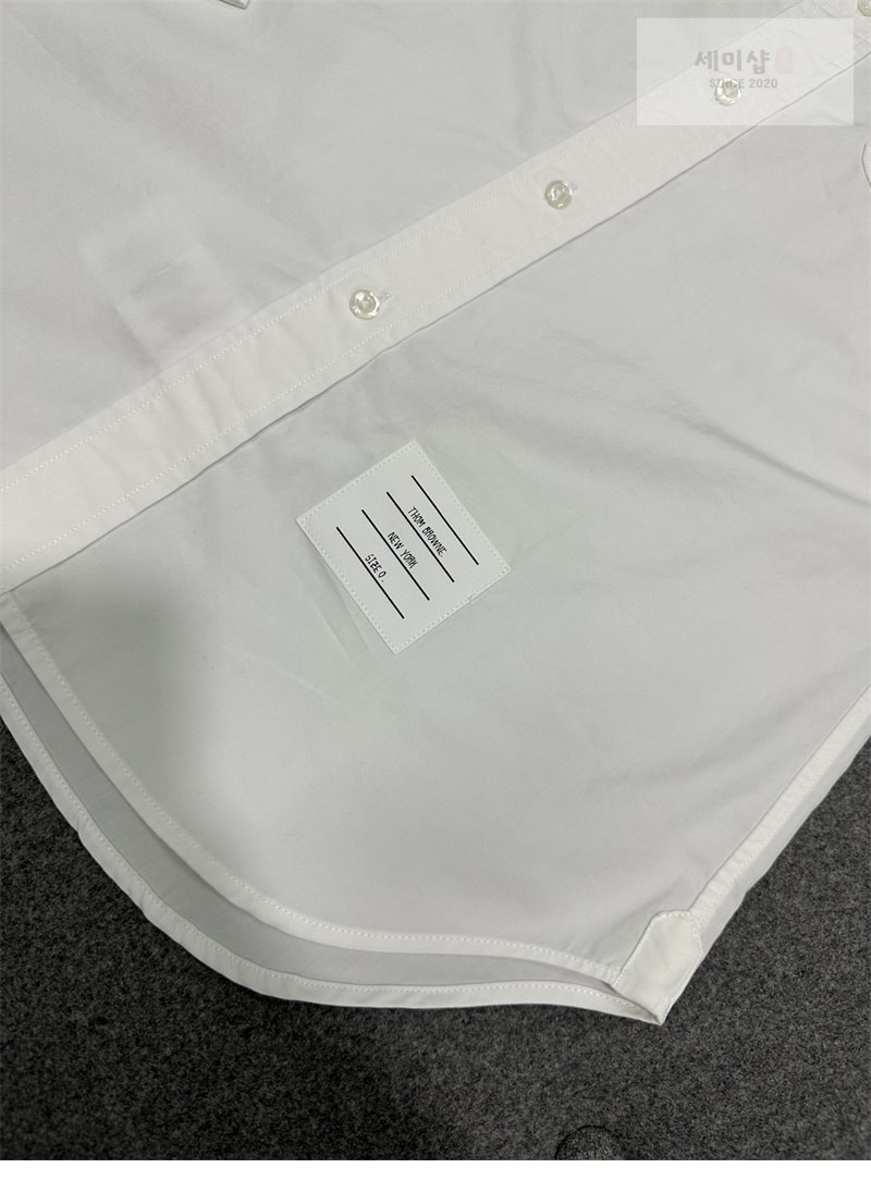 Thom Browne 톰브라운 클래식 포플린 암밴드 셔츠 레플리카 19번 이미지 - 의류 | 세미샵 레플리카 사이트