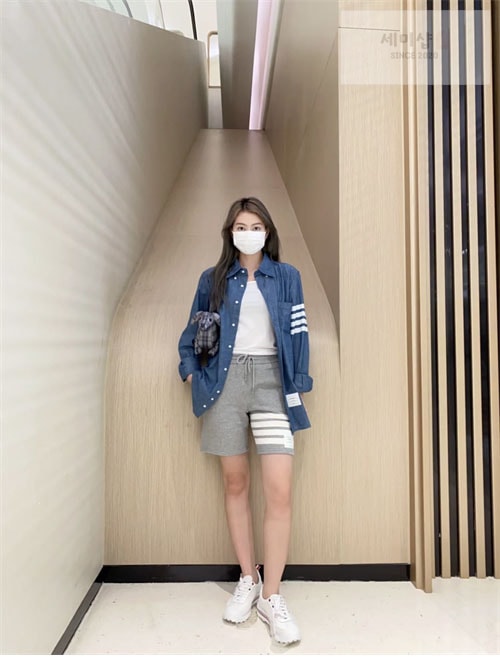 Thom Browne 톰브라운 4-바 스트레이트 핏 샴브레이셔츠 의류 3번 이미지