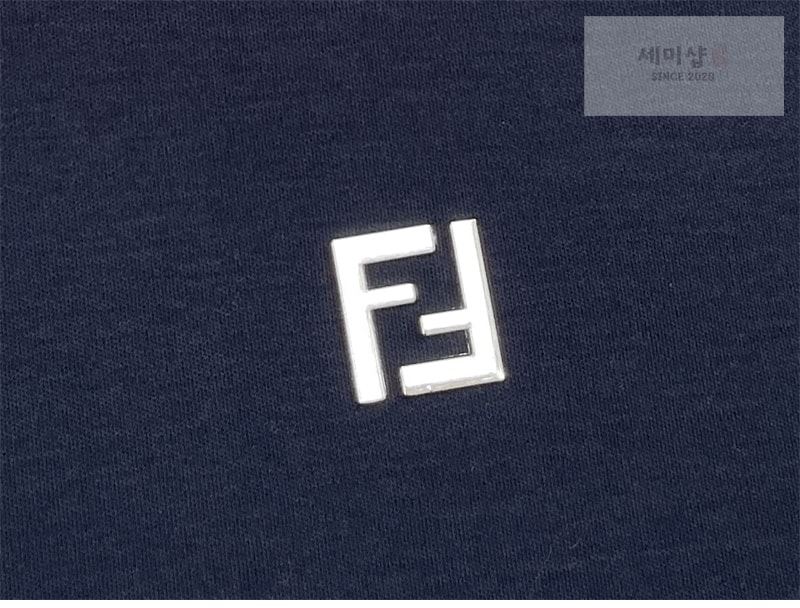 Fendi 펜디 스몰 FF 메탈 긴팔 티셔츠 의류 9번 이미지