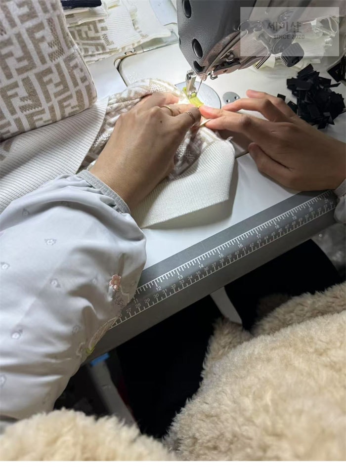 Fendi 펜디 FF 점퍼 페브릭 반팔 스웨트 니트 베이지 의류 30번 이미지