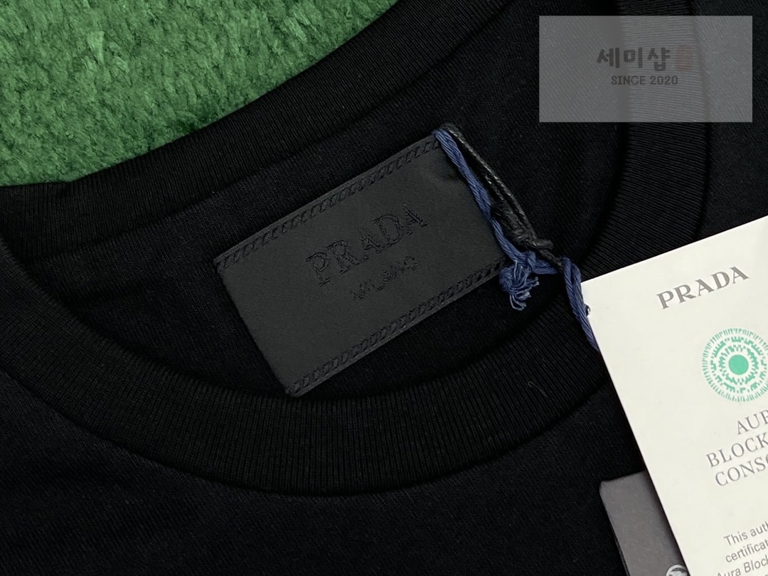 P R A D A 프라다 입체 프린티드 레터링 로고 박시 반팔 티셔츠 “2COLOR” NO.1 의류 8번 이미지