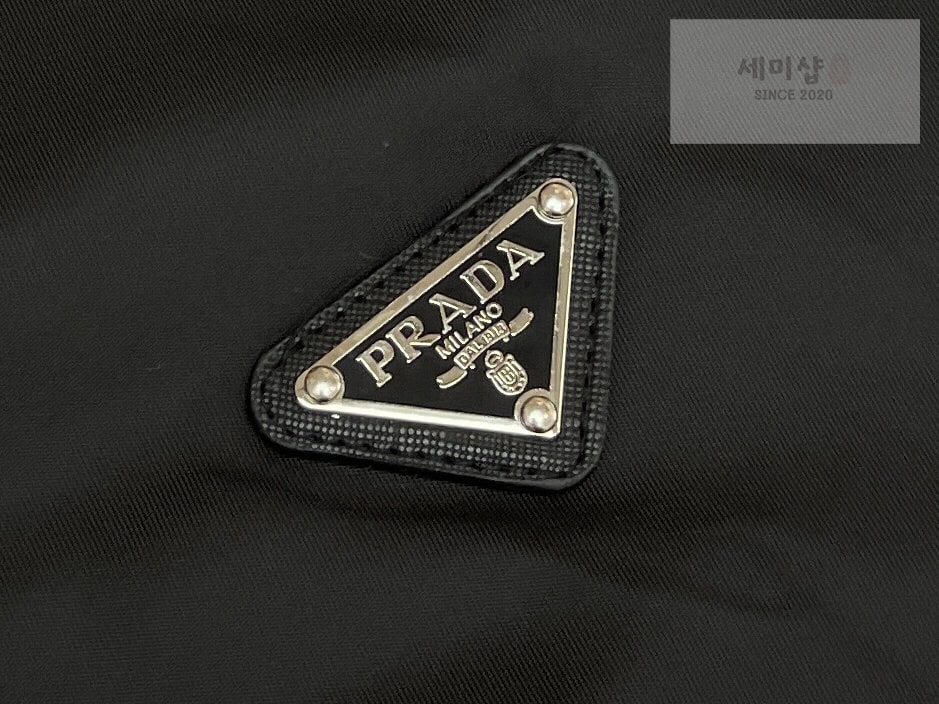 P R A D A 프라다 24 리나일론 사피아노 스틸 와펜 반팔 폴로 카라 티셔츠 의류 7번 이미지