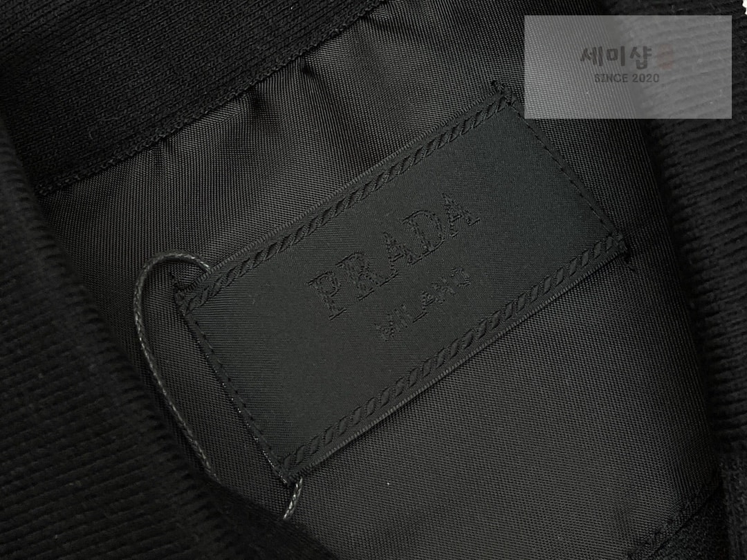 P R A D A 프라다 24 리나일론 사피아노 스틸 와펜 반팔 폴로 카라 티셔츠 의류 8번 이미지
