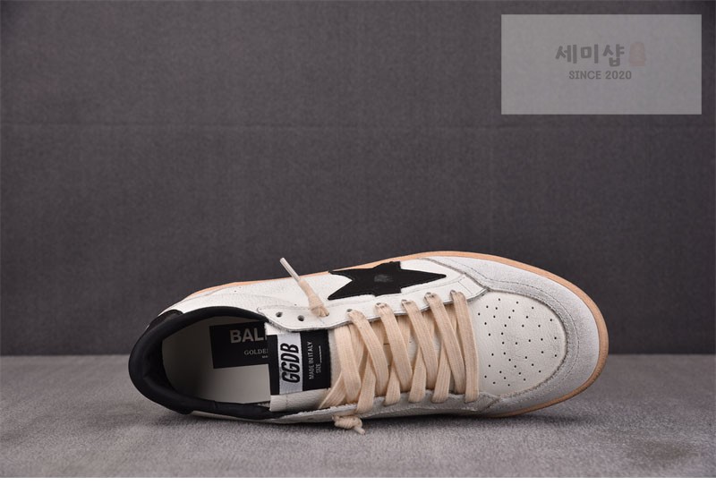 Golden Goose 골든구스 볼스타 레더 스니커즈 화이트 블랙 신발 4번 이미지