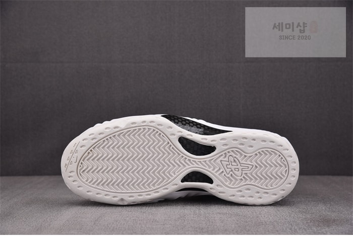 Comme Des Garcons 나이키 x 꼼데가르송 에어 폼포짓 원 화이트 신발 7번 이미지