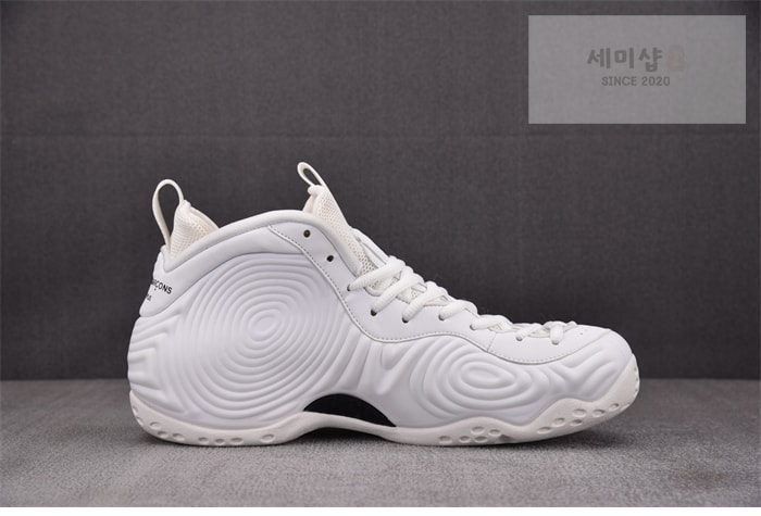 Comme Des Garcons 나이키 x 꼼데가르송 에어 폼포짓 원 화이트 신발 9번 이미지