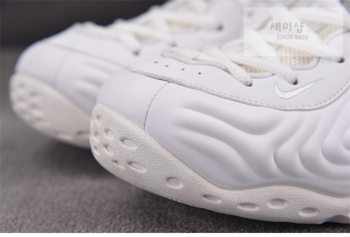 Comme Des Garcons 나이키 x 꼼데가르송 에어 폼포짓 원 화이트 신발 12번 이미지