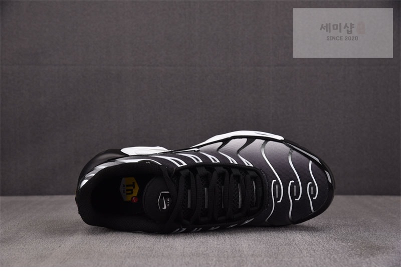 Nike 나이키 에어맥스 플러스 블랙 메탈릭 실버 DM0032-003 신발 3번 이미지