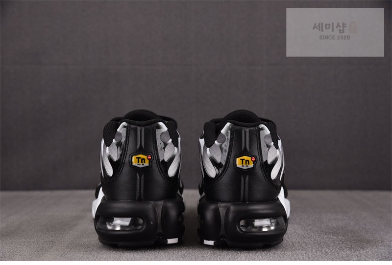 Nike 나이키 에어맥스 플러스 블랙 메탈릭 실버 DM0032-003 신발 4번 이미지