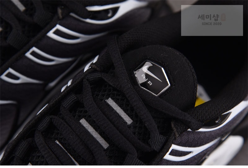 Nike 나이키 에어맥스 플러스 블랙 메탈릭 실버 DM0032-003 신발 8번 이미지