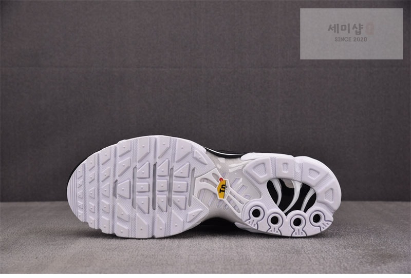 Nike 나이키 에어맥스 플러스 블랙 화이트 DM2362-001 신발 4번 이미지