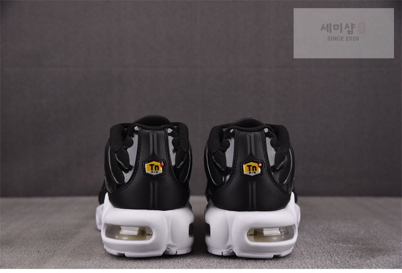 Nike 나이키 에어맥스 플러스 블랙 화이트 DM2362-001 신발 5번 이미지