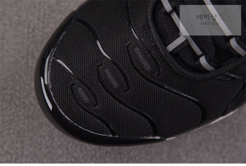 Nike 나이키 에어맥스 플러스 블랙 화이트 DM2362-001 신발 7번 이미지