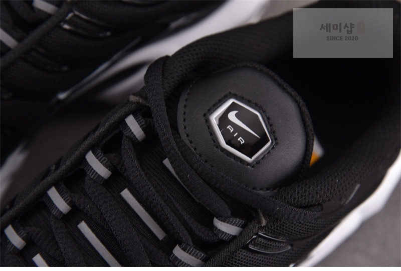 Nike 나이키 에어맥스 플러스 블랙 화이트 DM2362-001 신발 8번 이미지