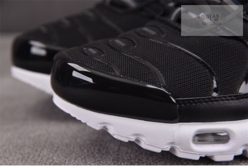 Nike 나이키 에어맥스 플러스 블랙 화이트 DM2362-001 신발 14번 이미지