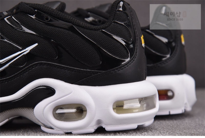 Nike 나이키 에어맥스 플러스 블랙 화이트 DM2362-001 신발 11번 이미지