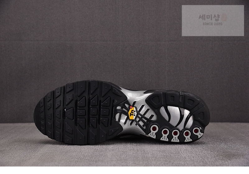 Nike 나이키 에어맥스 플러스 프리미엄 블랙 메탈릭 실버 HQ3029-001 신발 5번 이미지