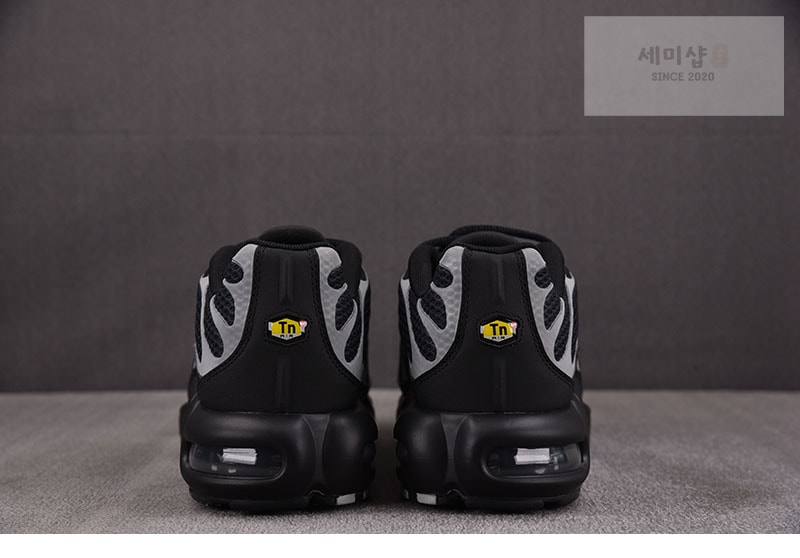 Nike 나이키 에어맥스 플러스 프리미엄 블랙 메탈릭 실버 HQ3029-001 신발 11번 이미지