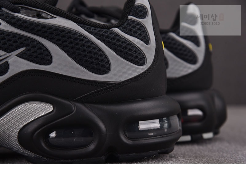 Nike 나이키 에어맥스 플러스 프리미엄 블랙 메탈릭 실버 HQ3029-001 신발 13번 이미지
