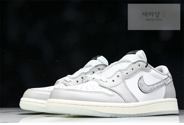 Nike 나이키 에어조던1 레트로 로우 OG “Lunar New Year” 신발 4번 이미지