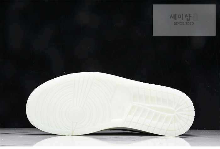 Nike 나이키 에어조던1 레트로 로우 OG “Lunar New Year” 신발 7번 이미지