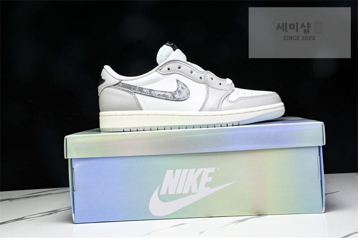 Nike 나이키 에어조던1 레트로 로우 OG “Lunar New Year” 신발 21번 이미지