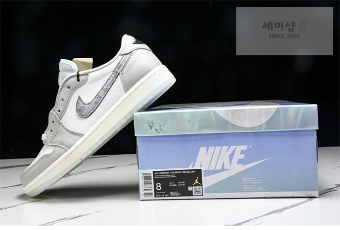 Nike 나이키 에어조던1 레트로 로우 OG “Lunar New Year” 신발 24번 이미지