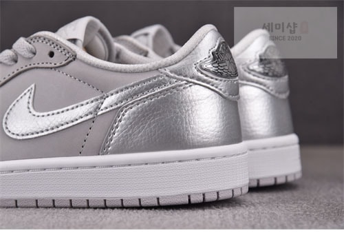 Nike 나이키 에어조던1 로우 OG 메탈릭 실버 신발 4번 이미지