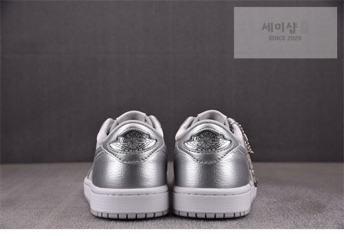 Nike 나이키 에어조던1 로우 OG 메탈릭 실버 신발 8번 이미지