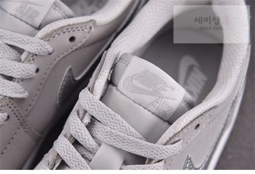 Nike 나이키 에어조던1 로우 OG 메탈릭 실버 신발 9번 이미지