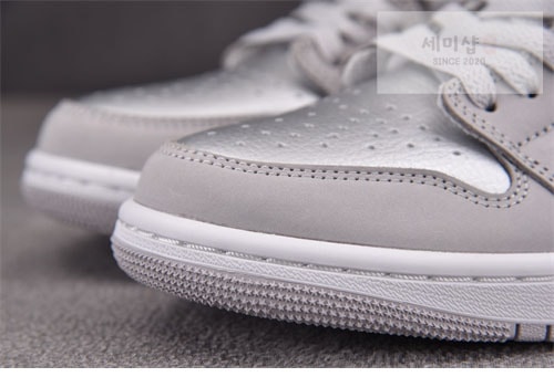 Nike 나이키 에어조던1 로우 OG 메탈릭 실버 신발 11번 이미지