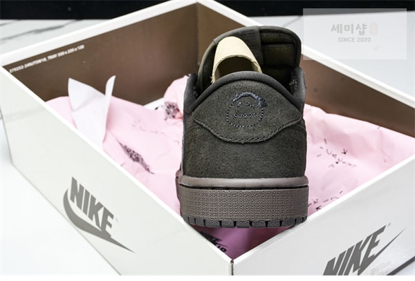 Nike 나이키 에어조던1 x 트레비스 스캇 OG SP “벨벳 브라운” 신발 5번 이미지