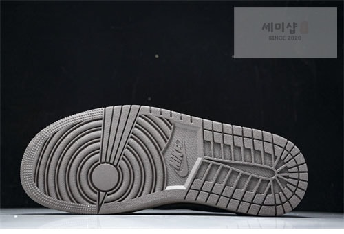Nike 나이키 에어조던1 x 트레비스 스캇 OG SP “벨벳 브라운” 신발 33번 이미지