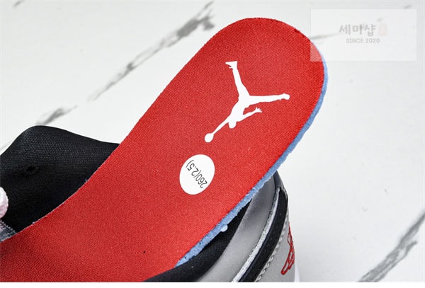 Nike 나이키 에어조던 1 로우 SE “메탈릭 블랙 화이트” 신발 11번 이미지