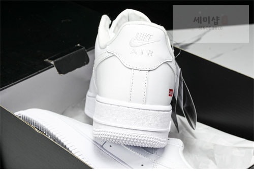 Nike 나이키 에어포스1 x 슈프림 로우 화이트 신발 21번 이미지