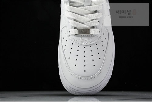 Nike 나이키 에어포스1 x 슈프림 로우 화이트 신발 23번 이미지